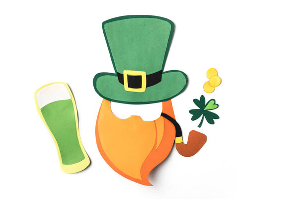 верхний вид украшения бумаги для Святого Патрика день изолирован на белом
