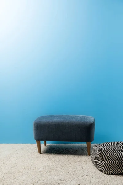 Hassock Berdiri Karpet Depan Dinding Biru — Foto Stok Gratis