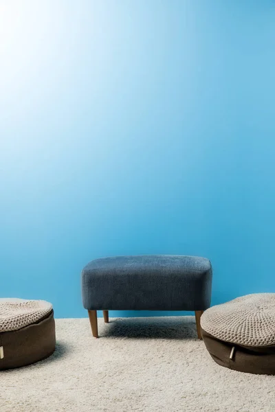 Comfortabele Hassocks Voor Blauwe Muur — Stockfoto