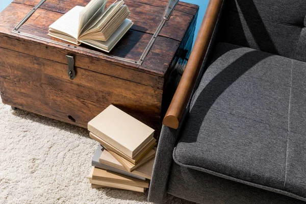 Viejo Cofre Utilizado Como Mesa Cama Con Pila Libros — Foto de Stock