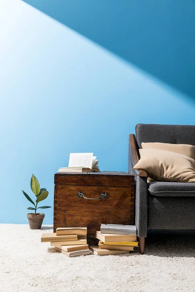 Viejo Cofre Madera Con Libros Cerca Sofá Frente Pared Azul — Foto de Stock