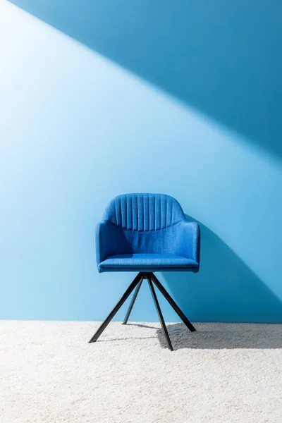 Άνετο Μπλε Καρέκλα Μπροστά Από Μπλε Τοίχο — Φωτογραφία Αρχείου