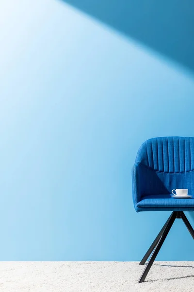 Голубое Кресло Чашкой Кофе Перед Синей Стеной — стоковое фото