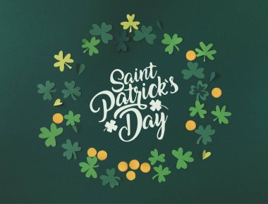 yoncaları ve paralar saint patricks günü yazı ile Üstten Görünüm 