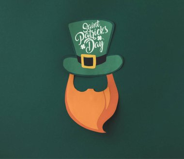 saint patricks günü yeşil arka plan üzerinde yazı ile papercraft yeşil şapka ve sakal görünümünü yakın