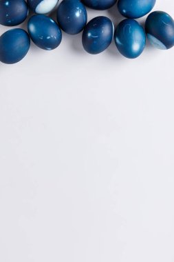 Üstten Görünüm mavi boyalı Paskalya yumurta beyaz