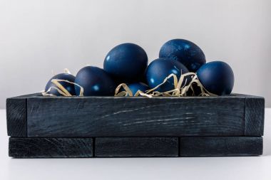 Dekoratif saman ile ahşap kutu mavi boyalı yumurta