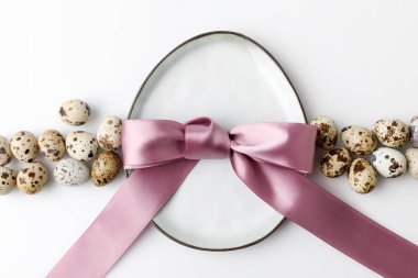 Üstten Görünüm plaka ile Bıldırcın yumurta şeklinde beyaz, Paskalya konsepti üzerine yumurta