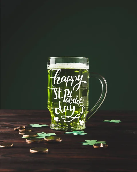 Κοντινό Πλάνο Προβολή Ποτήρι Μπύρα Ξύλινο Επιτραπέζιο Και Ευτυχισμένη Patricks — Φωτογραφία Αρχείου