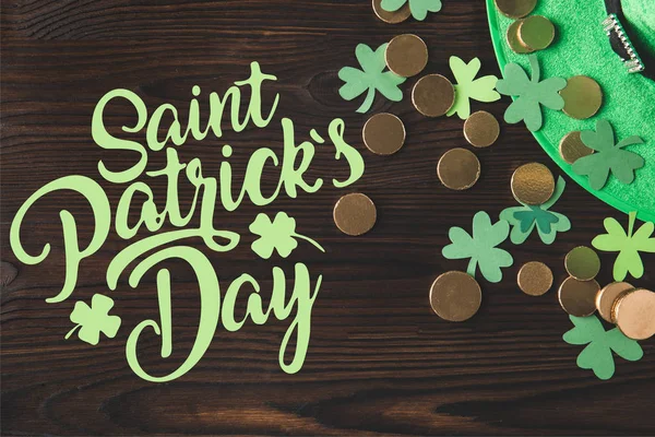 Płaskie Lay Zielonych Kapeluszy Monety Koniczynki Powierzchni Drewnianych Saint Patricks — Zdjęcie stockowe