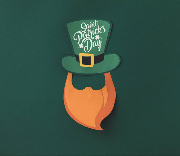 закрываем вид на зеленую шляпу и бороду с солеными патриотами на зеленом фоне
