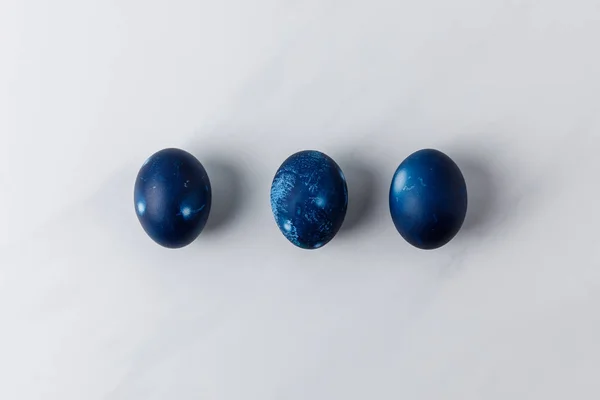 青塗られたイースターエッグのトップ ビュー  — 無料ストックフォト