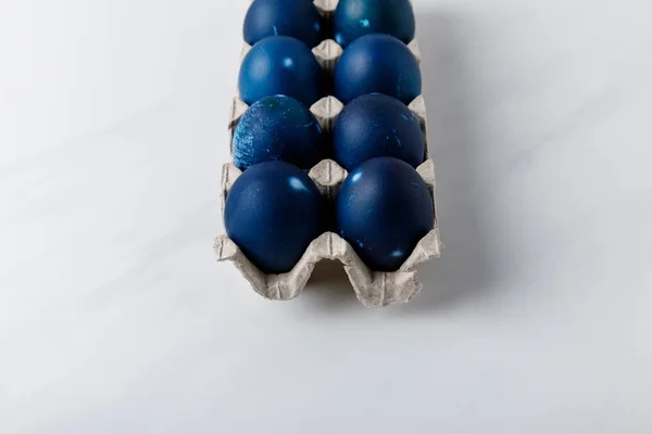 Oeufs Pâques Peints Bleu Dans Bac Œufs Sur Une Table — Photo gratuite