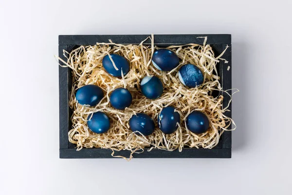 Bovenaanzicht Van Blauw Geschilderd Paaseieren Houten Kist Met Decoratieve Hooi — Stockfoto