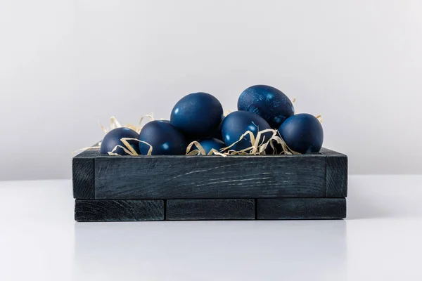 Oeufs Pâques Peints Bleu Boîte Avec Foin Décoratif Sur Blanc — Photo