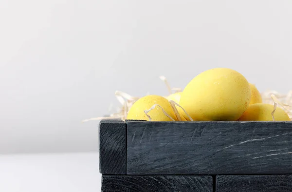 Gelb Bemalte Ostereier Holzkiste Auf Weiß — Stockfoto