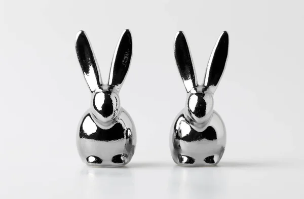 Две Статуэтки Пасхальных Кроликов Белом — стоковое фото