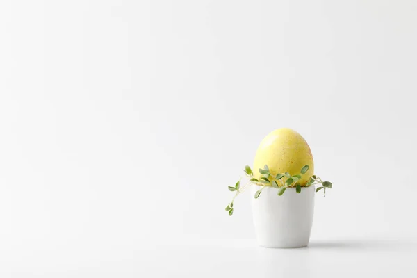 Żółty Malowane Pisanki Jajku Stanąć Biały — Zdjęcie stockowe