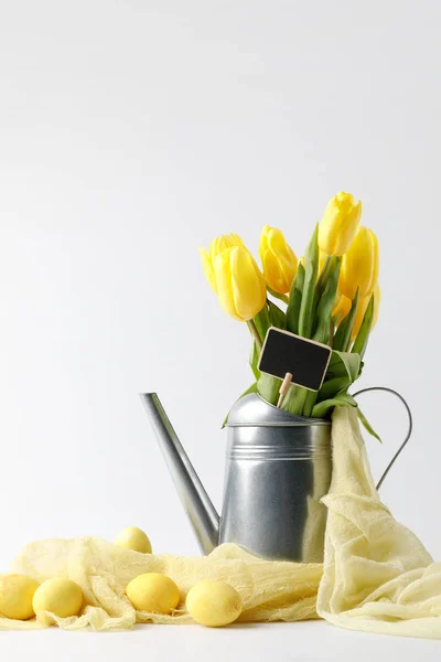 黄色塗装イースターエッグと白で隔離水まき缶でチューリップ — ストック写真