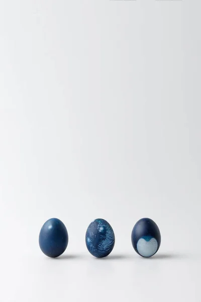 青白に塗られたイースターエッグ — ストック写真