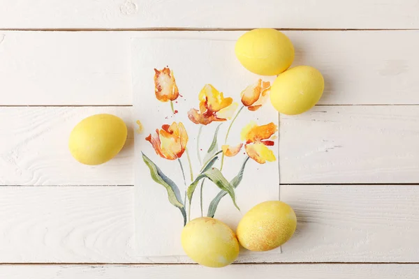 Ahşap Masa Üzerinde Sarı Boyalı Paskalya Yumurta Kartpostal Ile Üstten — Stok fotoğraf