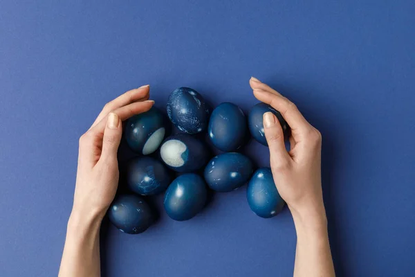 Abgeschnittenes Bild Einer Frau Die Blau Bemalte Ostereier Berührt — Stockfoto