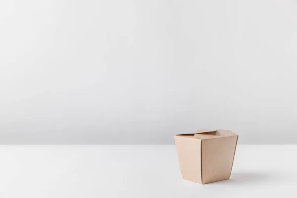 Satu Kotak Mie Atas Meja Putih — Stok Foto