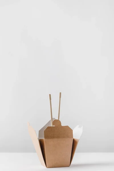 Boîte Nouilles Avec Baguettes Sur Table Blanche — Photo