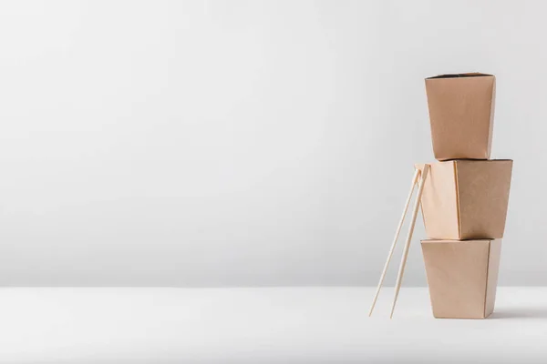 Tres Cajas Fideos Con Palillos Mesa — Foto de Stock