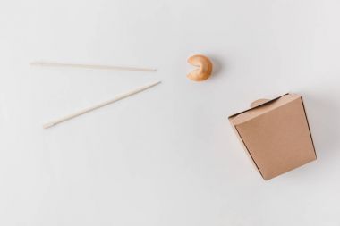 Gıda konteyner ile chopsticks ve Çin kurabiyesinden Üstten Görünüm