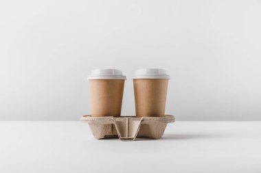 iki kahve masa üzerinde karton tepsisindeki kağıt bardak