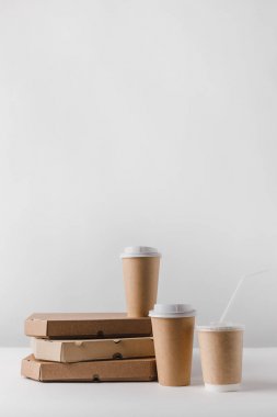 pizza kutuları ve tablo üzerinde kağıt bardak kahve