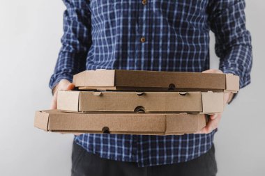 gri izole üç pizza kutuları tutarak kurye kırpılmış görüntü