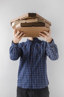 pizza kutuları üzerinde beyaz izole tutan kurye