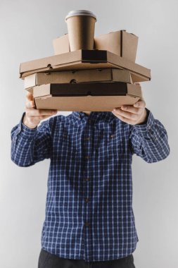 pizza kutuları ve erişte kutuları tutarak kurye beyaz izole