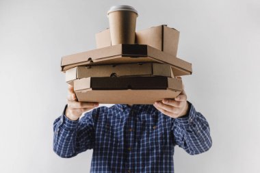 pizza kutuları ve kahve kağıt bardak beyaz izole holding kurye