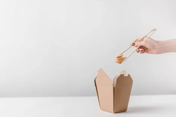 Imagem Cortada Mulher Segurando Biscoito Sorte Chinês Com Pauzinhos — Fotografia de Stock