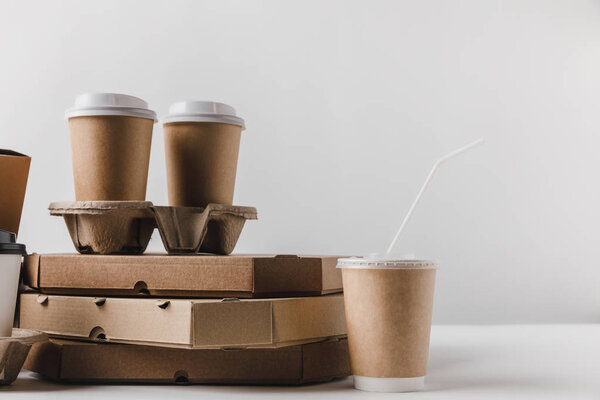 коробки пиццы и кофе, чтобы пойти на стол
