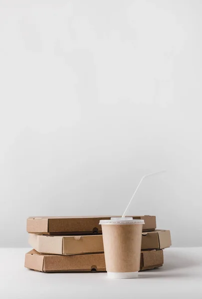 Pudełek Pizzy Filiżanka Kawy Jednorazowe Stole — Zdjęcie stockowe