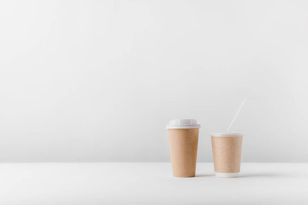 кофе в бумажных чашках на столе
