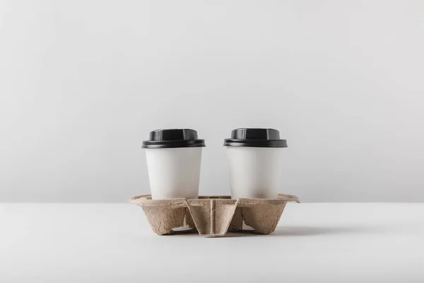 Dvě Kávy Papírových Kelímků Lepenkových Zásobníku Desku Stolu — Stock fotografie