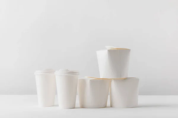 Llevar Cajas Café Tazas Papel Sobre Mesa Blanca — Foto de Stock