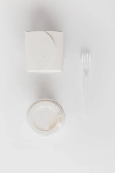 Κάτοψη Του Καφέ Για Πάει Χυλοπίτες Πλαίσιο Και Πιρούνι Λευκό — Δωρεάν Φωτογραφία