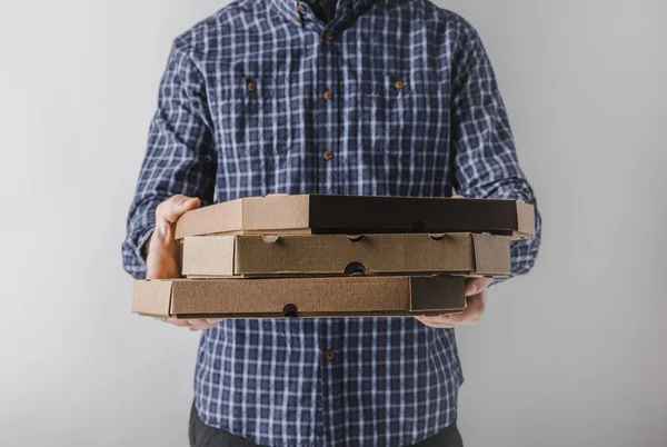 Oříznutý Obraz Mužské Courier Drží Krabic Pizzu Izolované Grey — Stock fotografie