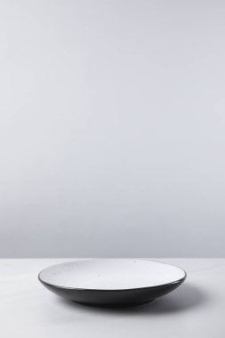 Plaka üzerinde beyaz yüzey, minimalist kavram yerleştirilir