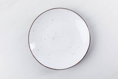 Üstten Görünüm görüntü plaka üzerinde beyaz yüzey, minimalist kavram yerleştirilir