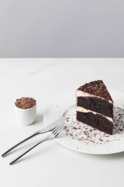 Rendelenmiş Çikolata pasta plaka üzerinde beyaz yüzey üzerinde kase