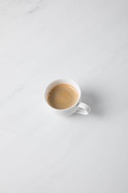 Kahve Kupası beyaz yüzeyine yerleştirilen Üstten Görünüm 