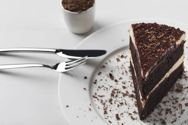 带蛋糕和碎巧克力的盘子餐具 — 图库照片