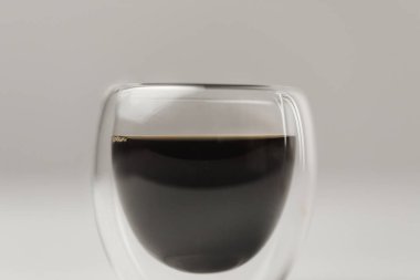 Beyaz arka plan üzerinde kahve espresso ile çift cam duvarlı Kupası